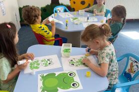 Broscuța verde a dat startul distracției! 🐸💚